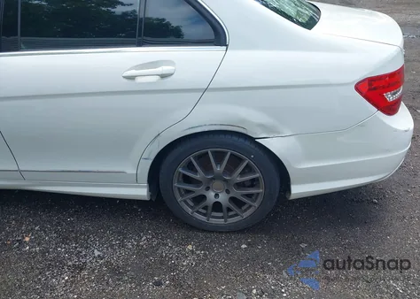 2012 Mercedes-Benz C 250 Luxury/Sport z USA, uszkodzony, nr VIN WDDGF4HB7CR202785